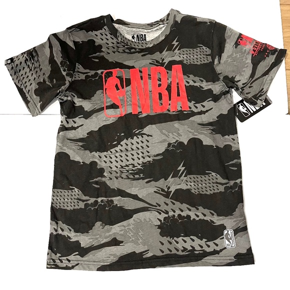 NBA Black and Grey with Red Lettering Boy's Short Sleeve T-Shirt - Size 14/16 - Picture 1 of 3